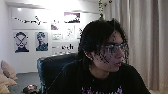 Snapshot of davoxer chatting on 10/31/25, 03:29 davoxer online show from 10/31/25, 03:29