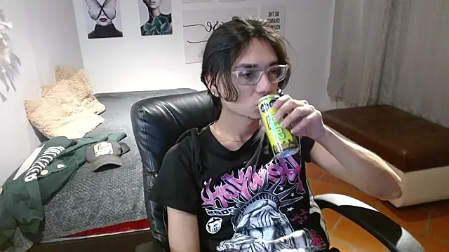 Snapshot of davoxer chatting on 11/21/25, 02:43 davoxer online show from 11/21/25, 02:43