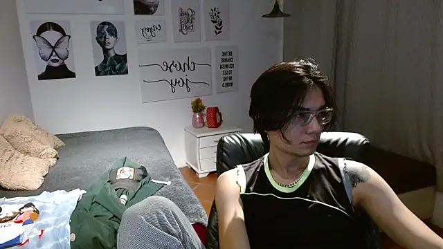 Snapshot of davoxer chatting on 11/22/25, 02:10 davoxer online show from 11/22/25, 02:10