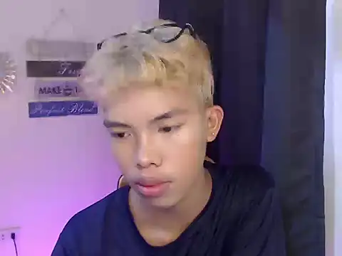 Snapshot of urcumjp chatting on 11/25/25, 04:12 urcumjp online show from 11/25/25, 04:12