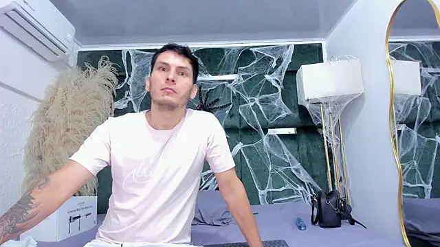 Snapshot of Charlotte_Brian chatting on 10/31/25, 12:33 Charlotte Brian online show from 10/31/25, 12:33