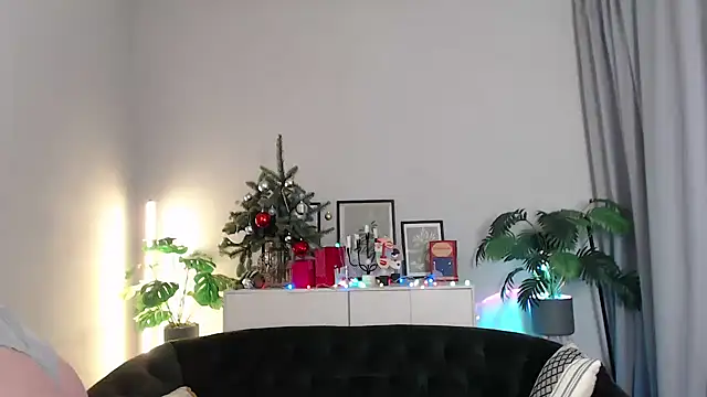 Snapshot of Natalee_Love chatting on 12/20/25, 09:33 Natalee Love online show from 12/20/25, 09:33