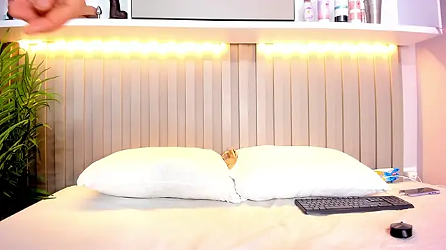 Snapshot of natalyWilliams chatting on 11/21/25, 12:37 natalyWilliams online show from 11/21/25, 12:37