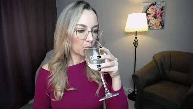 Ava Elior online show from 10/31/25, 10:38