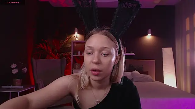 Pooja Hegde online show from 09/26/25, 01:09