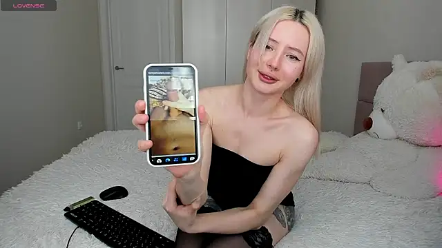 Snapshot of Lilly_lllll chatting on 04/27/26, 10:24 Lilly lllll online show from 04/27/26, 10:24