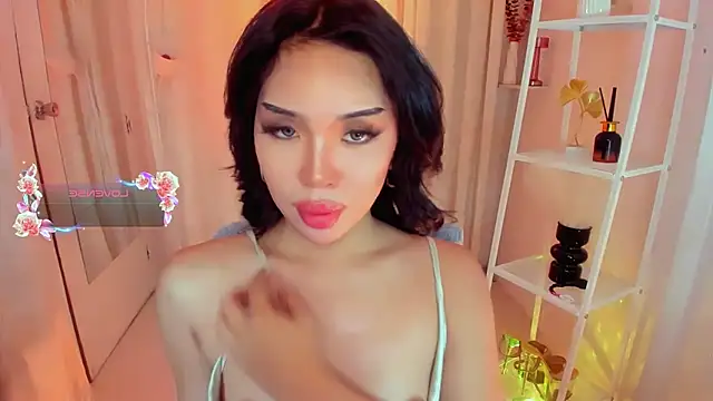 Snapshot of MS_LUNA chatting on 12/21/25, 12:29 MS LUNA online show from 12/21/25, 12:29