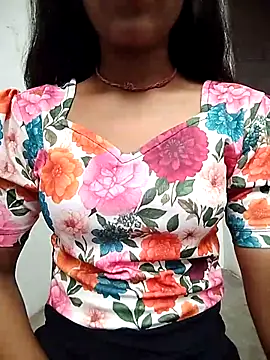 Snapshot of Naina_04 chatting on 09/30/25, 04:50 Naina 04 online show from 09/30/25, 04:50