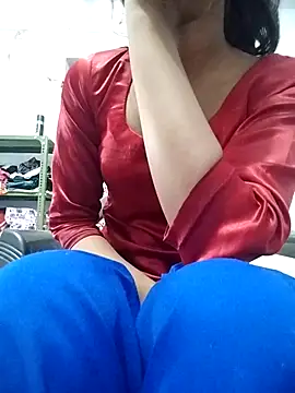 Snapshot of Naina_04 chatting on 11/13/25, 10:47 Naina 04 online show from 11/13/25, 10:47