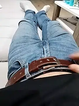 Snapshot of Pio185 chatting on 11/17/25, 08:58 Pio185 online show from 11/17/25, 08:58