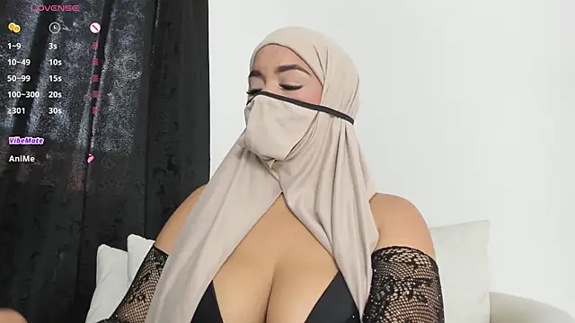 Snapshot of thaira_aly chatting on 10/28/25, 09:50 thaira aly online show from 10/28/25, 09:50