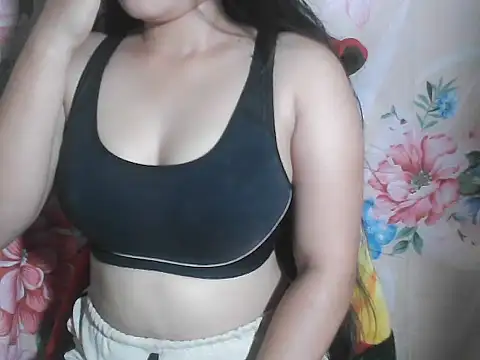 Snapshot of Katie_Winslet chatting on 10/11/25, 12:43 Katie Winslet online show from 10/11/25, 12:43