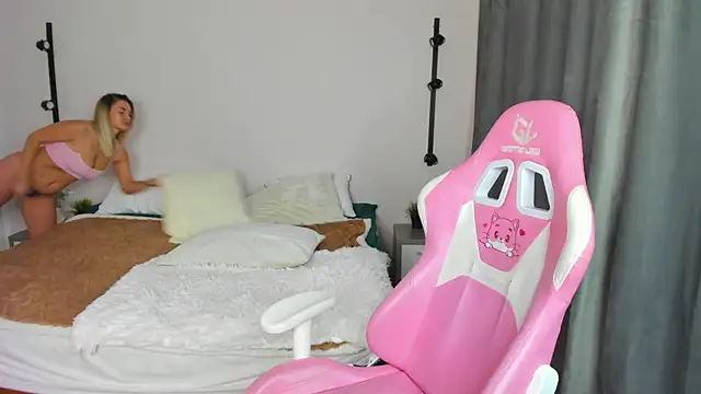 Snapshot of Marie_Ellie chatting on 10/15/25, 02:01 Marie Ellie online show from 10/15/25, 02:01