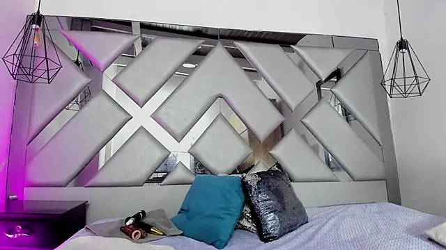 Snapshot of Lorenn_Hill chatting on 11/11/25, 01:11 Lorenn Hill online show from 11/11/25, 01:11