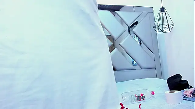 Snapshot of Lorenn_Hill chatting on 11/20/25, 01:00 Lorenn Hill online show from 11/20/25, 01:00