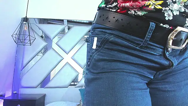 Snapshot of Lorenn_Hill chatting on 11/22/25, 01:32 Lorenn Hill online show from 11/22/25, 01:32