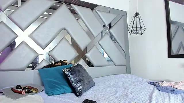 Snapshot of Lorenn_Hill chatting on 11/25/25, 01:00 Lorenn Hill online show from 11/25/25, 01:00