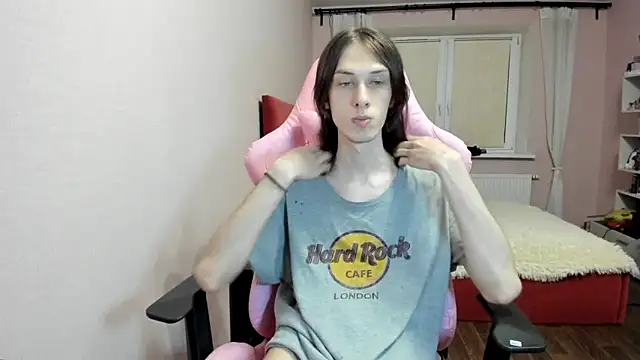 Snapshot of eleganc3 chatting on 10/20/25, 09:37 eleganc3 online show from 10/20/25, 09:37