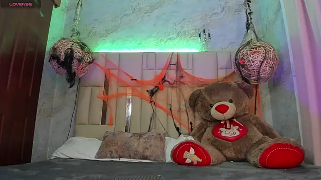 Snapshot of NikkyyRed chatting on 11/03/25, 04:25 NikkyyRed online show from 11/03/25, 04:25