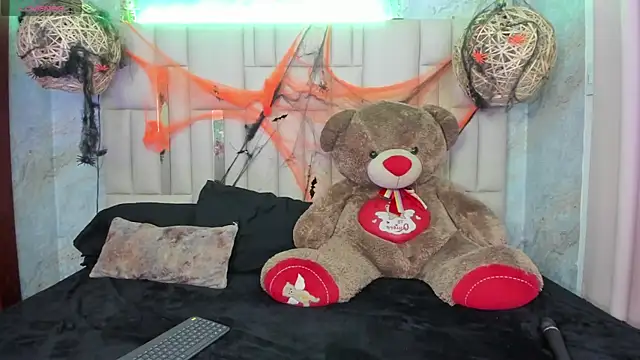 Snapshot of NikkyyRed chatting on 11/06/25, 03:40 NikkyyRed online show from 11/06/25, 03:40