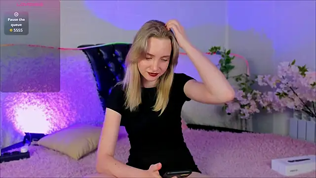 Snapshot of EllaBloom chatting on 10/22/25, 04:07 EllaBloom online show from 10/22/25, 04:07