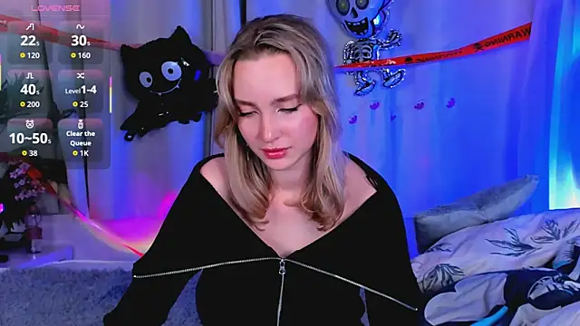 Snapshot of EllaBloom chatting on 10/29/25, 03:47 EllaBloom online show from 10/29/25, 03:47