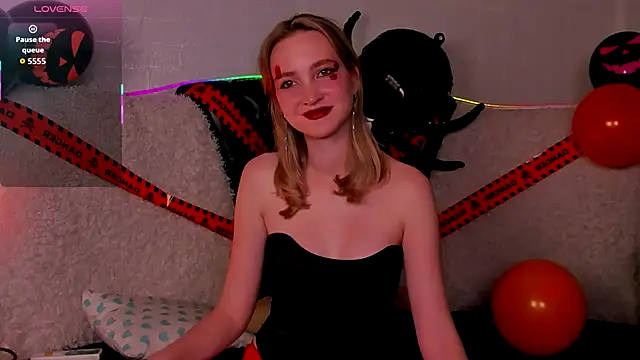 Snapshot of EllaBloom chatting on 10/31/25, 04:08 EllaBloom online show from 10/31/25, 04:08