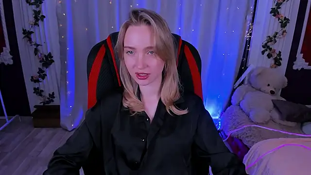 Snapshot of EllaBloom chatting on 11/19/25, 03:56 EllaBloom online show from 11/19/25, 03:56