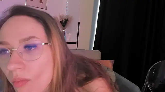 Snapshot of EvaBllake chatting on 10/27/25, 06:06 EvaBllake online show from 10/27/25, 06:06