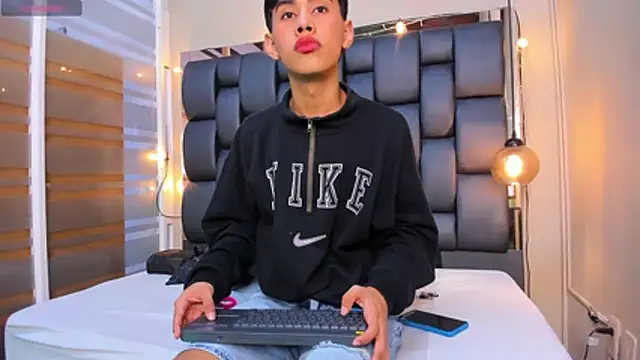 Snapshot of Jim_twink chatting on 11/04/25, 07:35 Jim twink online show from 11/04/25, 07:35