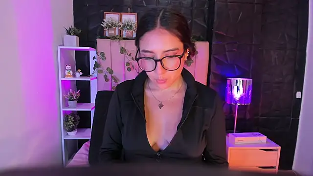 Snapshot of Bonnali_lune chatting on 10/31/25, 02:40 Bonnali lune online show from 10/31/25, 02:40