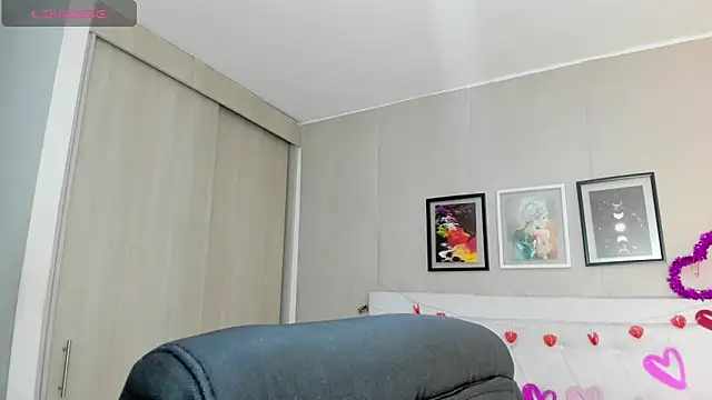 alezzafox   online show from 09/28/25, 05:13