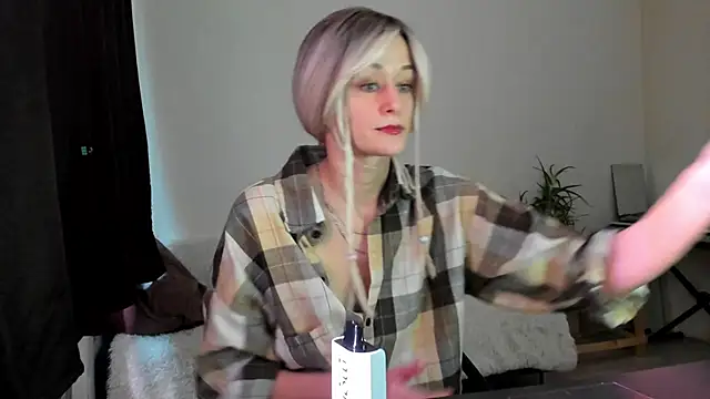 Snapshot of thief_of_hearts chatting on 11/28/25, 10:51 thief of hearts online show from 11/28/25, 10:51