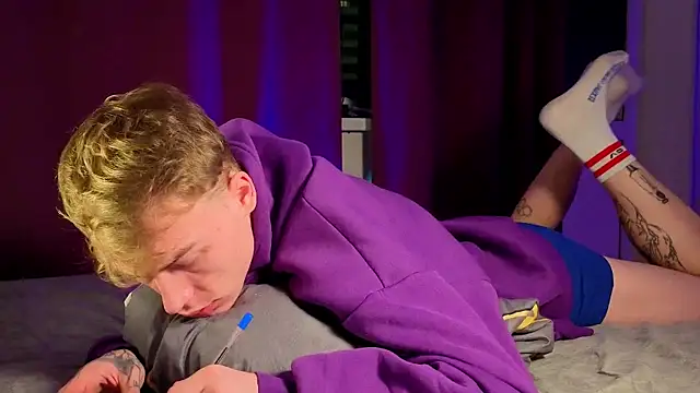 Snapshot of callmealexthx chatting on 12/15/25, 05:39 callmealexthx online show from 12/15/25, 05:39