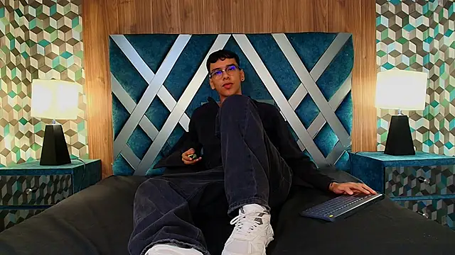 Snapshot of Aiden_Royce chatting on 09/11/25, 05:18 Aiden Royce online show from 09/11/25, 05:18