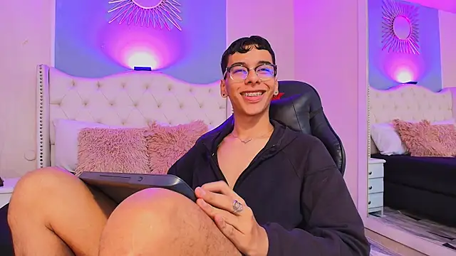 Snapshot of Aiden_Royce chatting on 09/22/25, 05:20 Aiden Royce online show from 09/22/25, 05:20