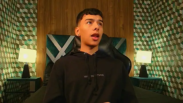 Snapshot of Aiden_Royce chatting on 10/24/25, 05:37 Aiden Royce online show from 10/24/25, 05:37