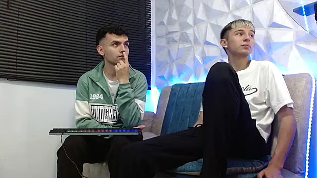 Snapshot of Isaac_tan chatting on 10/13/25, 03:06 Isaac tan online show from 10/13/25, 03:06