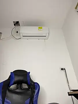 Snapshot of Rousevans_ chatting on 11/14/25, 04:11 Rousevans online show from 11/14/25, 04:11