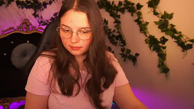 Snapshot of SophieDreamss chatting on 10/22/25, 01:44 SophieDreamss online show from 10/22/25, 01:44