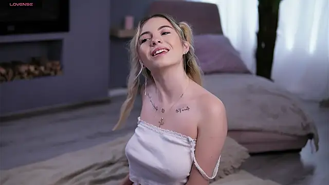 Snapshot of ElsaSolace chatting on 11/22/25, 03:55 ElsaSolace online show from 11/22/25, 03:55