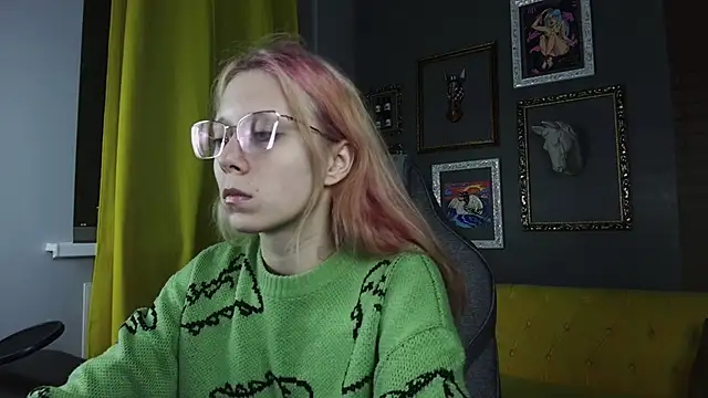 Snapshot of SakuraBliss chatting on 10/28/25, 02:20 SakuraBliss online show from 10/28/25, 02:20