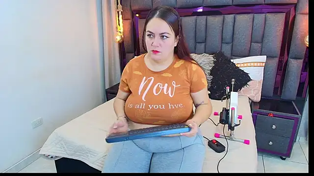 AdelineFiore online show from 10/16/25, 11:33