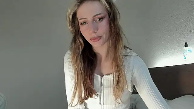 Snapshot of MilaDeLune chatting on 11/08/25, 04:18 MilaDeLune online show from 11/08/25, 04:18