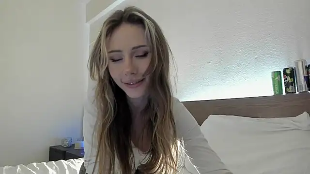 Snapshot of MilaDeLune chatting on 12/05/25, 05:20 MilaDeLune online show from 12/05/25, 05:20