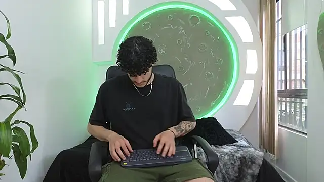 Snapshot of Rafael_Mendezz chatting on 10/17/25, 09:28 Rafael Mendezz online show from 10/17/25, 09:28