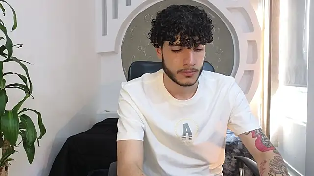 Snapshot of Rafael_Mendezz chatting on 10/19/25, 08:20 Rafael Mendezz online show from 10/19/25, 08:20