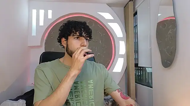 Snapshot of Rafael_Mendezz chatting on 10/22/25, 08:30 Rafael Mendezz online show from 10/22/25, 08:30