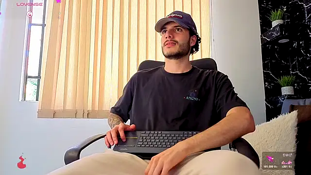 Snapshot of Rafael_Mendezz chatting on 11/29/25, 08:12 Rafael Mendezz online show from 11/29/25, 08:12