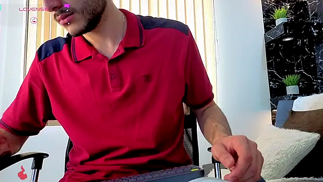 Snapshot of Rafael_Mendezz chatting on 12/04/25, 08:28 Rafael Mendezz online show from 12/04/25, 08:28